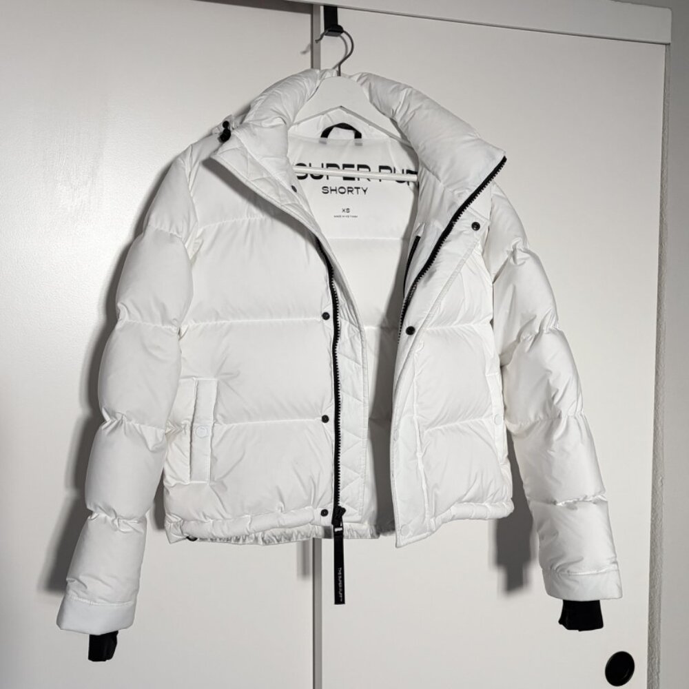 Aritzia Super Puff Shorty (old logo version)